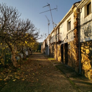 Casa en la que vivió exiliado Nicolás Redondo, en Las Mestas